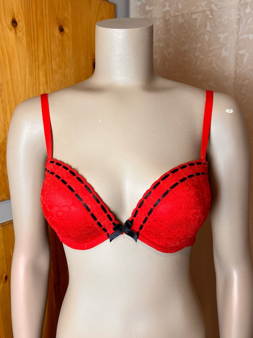 32DD | La Senza Red and Black 'Perfectly Me' Push-Up Bra with Lace and Bow